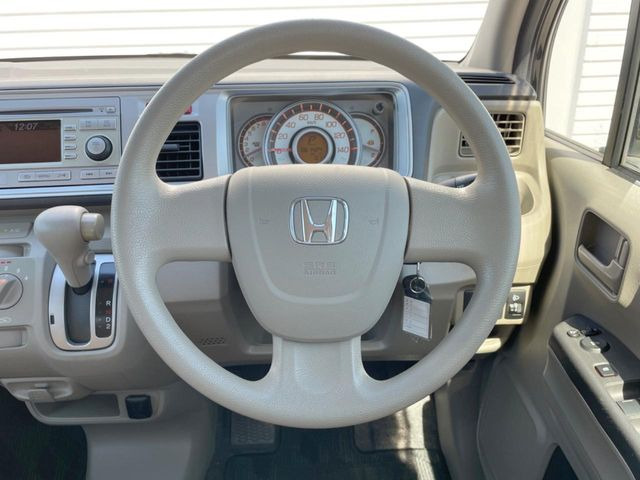 �C���e���A�ɍ��킹���f�U�C���̃X�e�A�����O�́A�^�]�������̂��Ƃ��l���A�^�]���₷���`��A�傫���ł��B�����x�A���ۂɐG���Ă��m���߂��������B