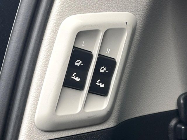【電動格納サードシート】3列目はスイッチ一つでラクラク収納!荷物が多い時など座席を収納スペースに変更する際も、力は必要ありません!お子様でも簡単に操作していただけます!