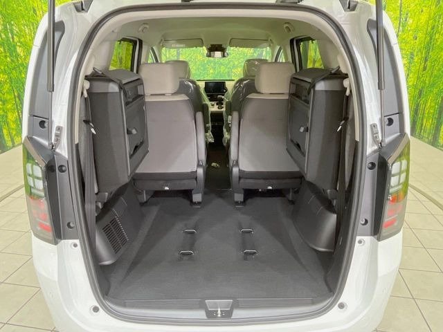 普段のお買い物や通勤、送迎等に十分な荷室スペースを確保しております。セカンドシートを倒すと、大きな荷物の積載も可能です♪