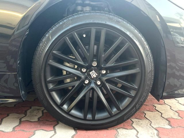 �y����18�C���`�A���~�z�C�[���z�O�ςɃ}�b�`���������A���~�z�C�[���𑕒����Ă���܂��B�e��ЊO�A���~�z�C�[����A�X�^�b�h���X�^�C�����戵�����Ă���܂��B���񂲑��k����������
