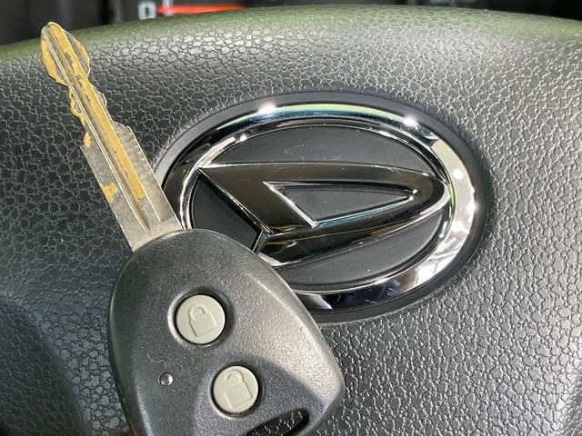 【キーレス】少し離れた場所からでもボタン一つでドアの開錠・施錠ができるのでとっても便利!ドアの鍵穴周りに傷をつけることもありません♪