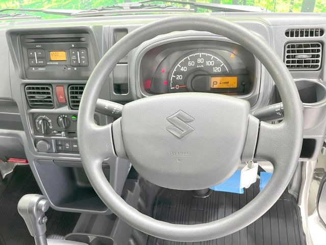 �C���e���A�ɍ��킹���f�U�C���̃X�e�A�����O�́A�^�]�������̂��Ƃ��l���A�^�]���₷���`��A�傫���ł��B�����x�A���ۂɐG���Ă��m���߂��������B