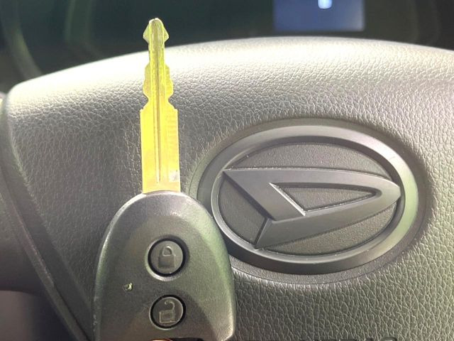 【キーレス】少し離れた場所からでもボタン一つでドアの開錠・施錠ができるのでとっても便利!ドアの鍵穴周りに傷をつけることもありません♪