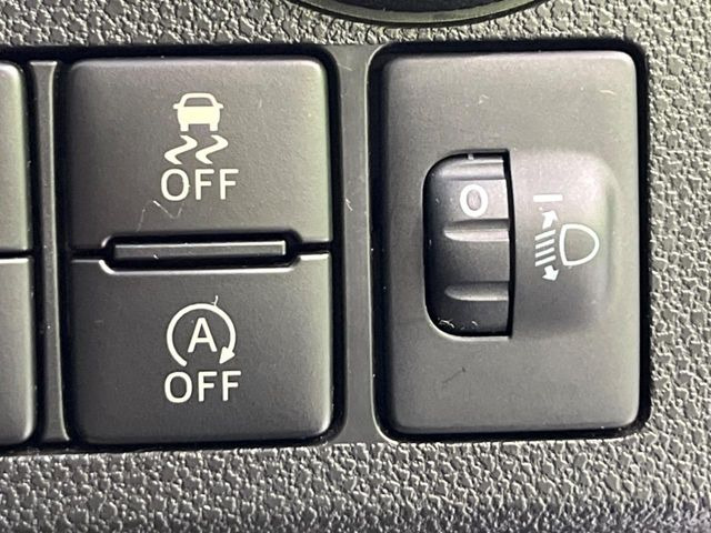 【アイドリングストップ】赤信号や渋滞で停車した際にエンジンを停止し、無駄な燃料の消費を抑えます。燃費向上や環境保護につなげる機能♪エンジンはブレーキを離せば再始動します。