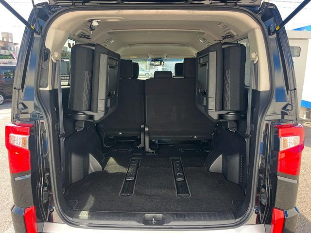普段のお買い物や通勤、送迎等に十分な荷室スペースを確保しております。セカンドシートを倒すと、大きな荷物の積載も可能です♪