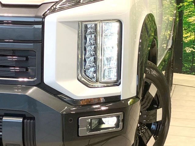 【LEDヘッドライト】悪天候や夜間走行時も良好な視界を確保し安心して運転できる高輝度LEDヘッドライトを装備!点灯速度が早く、消費電力も抑えられています。