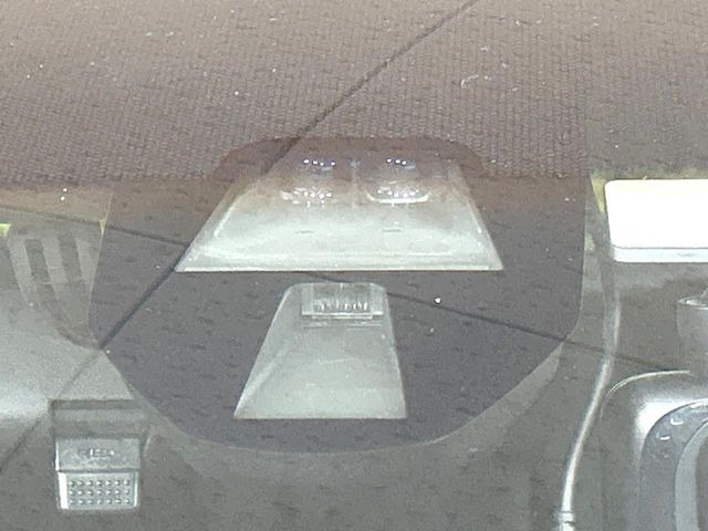 【シティブレーキアクティブシステム】低速走行中に前方の車両等を認識し、衝突しそうな時は警報とブレーキで衝突回避と被害軽減をアシスト。より安全にドライブをお楽しみいただけます。