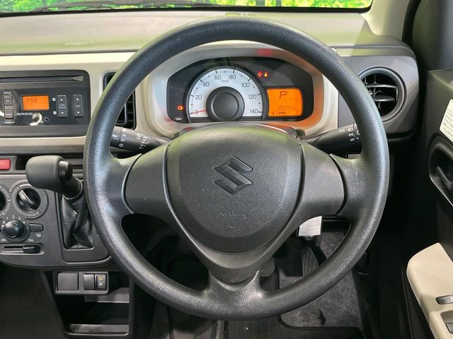 �C���e���A�ɍ��킹���f�U�C���̃X�e�A�����O�́A�^�]�������̂��Ƃ��l���A�^�]���₷���`��A�傫���ł��B�����x�A���ۂɐG���Ă��m���߂��������B