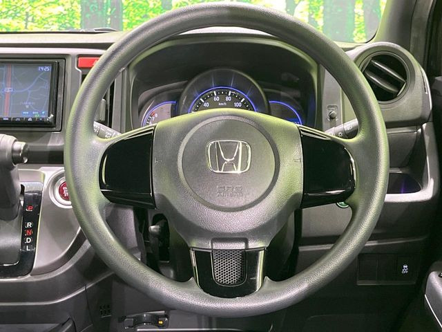 �C���e���A�ɍ��킹���f�U�C���̃X�e�A�����O�́A�^�]�������̂��Ƃ��l���A�^�]���₷���`��A�傫���ł��B�����x�A���ۂɐG���Ă��m���߂��������B