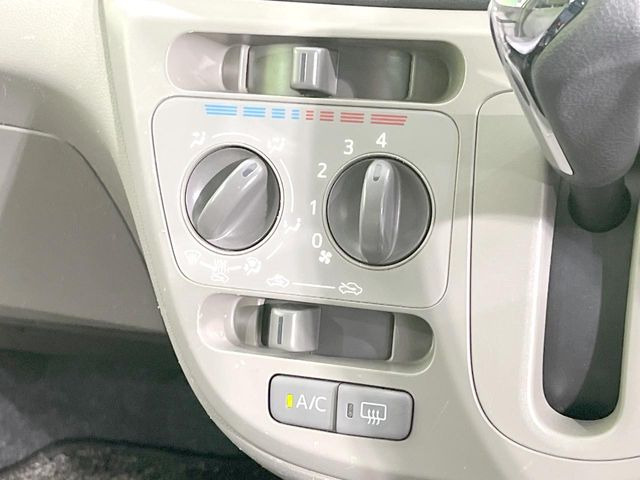 寒い冬も暑い夏も全席に快適な空調を届けてくれる、ダイヤル式エアコンを装備♪