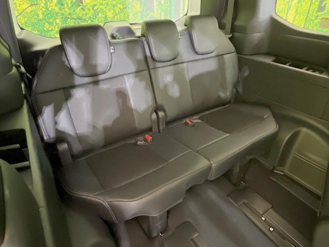 床下収納式のサードシートです。座席部分をコンパクトに収納でき、広大な荷室スペースとしてお使いいただけます!乗車人数や荷物の量など利用シーンに合わせて3列目を有効活用でき、とっても便利♪