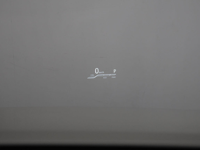 ヘッドアップディスプレイ(HUD)付!、フロントウインドウガラスに運転支援システムの作動状況や走行に関するさまざまな情報を表示することができます。