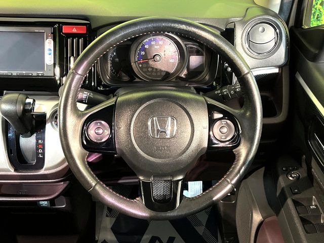 �C���e���A�ɍ��킹���f�U�C���̃X�e�A�����O�́A�^�]�������̂��Ƃ��l���A�^�]���₷���`��A�傫���ł��B�����x�A���ۂɐG���Ă��m���߂��������B