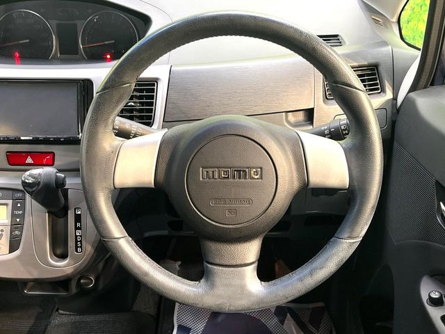 �C���e���A�ɍ��킹���f�U�C���̃X�e�A�����O�́A�^�]�������̂��Ƃ��l���A�^�]���₷���`��A�傫���ł��B�����x�A���ۂɐG���Ă��m���߂��������B