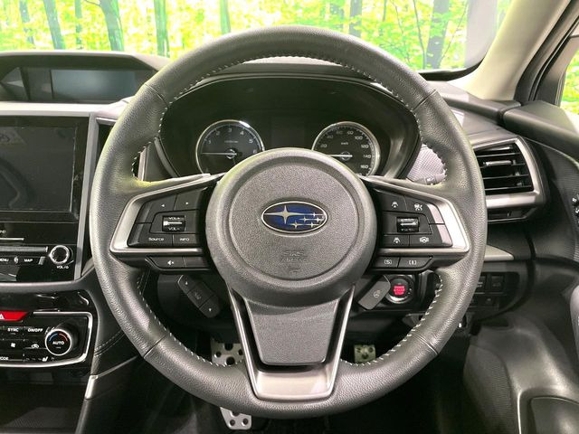 �C���e���A�ɍ��킹���f�U�C���̃X�e�A�����O�́A�^�]�������̂��Ƃ��l���A�^�]���₷���`��A�傫���ł��B�����x�A���ۂɐG���Ă��m���߂��������B