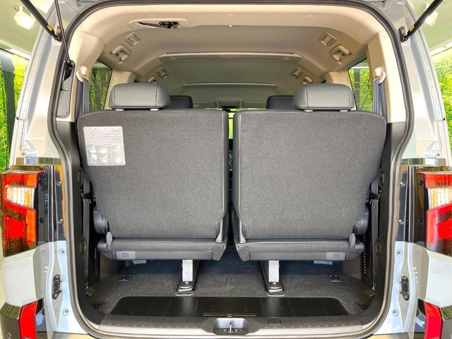 普段のお買い物や通勤、送迎等に十分な荷室スペースを確保しております。セカンドシートを倒すと、大きな荷物の積載も可能です♪