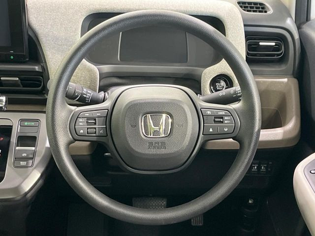 �C���e���A�ɍ��킹���f�U�C���̃X�e�A�����O�́A�^�]�������̂��Ƃ��l���A�^�]���₷���`��A�傫���ł��B�����x�A���ۂɐG���Ă��m���߂��������B