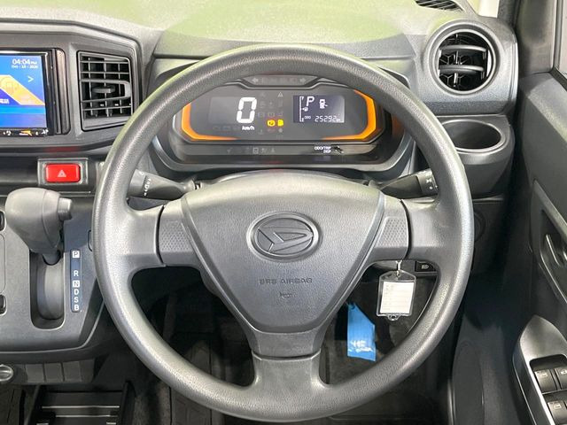 インテリアに合わせたデザインのステアリングは、運転される方のことも考え、運転しやすい形状、大きさです。是非一度、実際に触ってお確かめください。