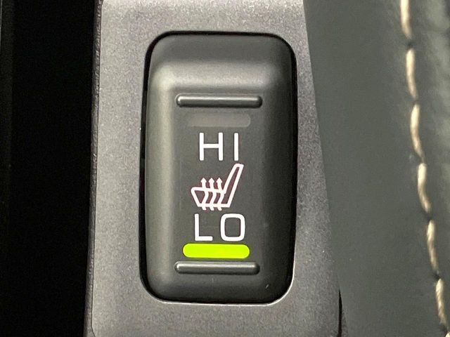 【シートヒーター】寒い日に重宝するシートヒーター!エアコンより早く温まってくれるので寒がりの人も安心ですね♪エアコンの温風は乾燥するから苦手、という方にもをおすすめです。