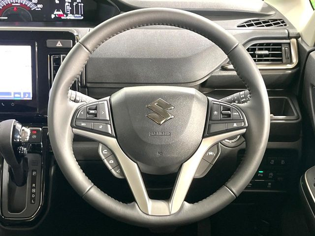 �C���e���A�ɍ��킹���f�U�C���̃X�e�A�����O�́A�^�]�������̂��Ƃ��l���A�^�]���₷���`��A�傫���ł��B�����x�A���ۂɐG���Ă��m���߂��������B