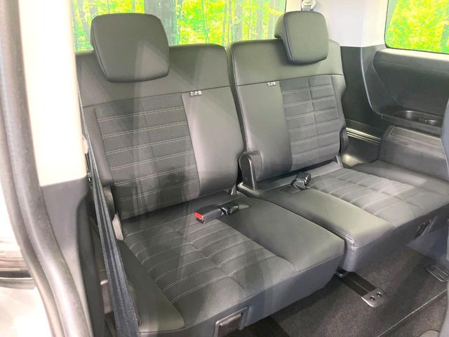 3列目シートはもちろん状態良好☆大人でもゆったりと座って頂けますので、大人数でのお出かけもラクラクです♪ご家族で、気の知れた仲間で、ドライブに行くのが楽しみですね♪