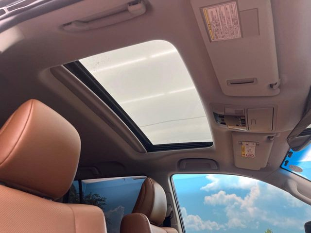 【サンルーフ】開放感たっぷりの希少装備、サンルーフが装着されています!車内に明かりを取り入れたり景色を楽しむ以外にも、車内の空気も簡単に換気できて快適です!