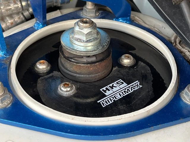 【HKS車高調】車高が低くなり、スタイリッシュな見た目となっております。車両の重心が下がる事で、走行時の安定性も向上します♪