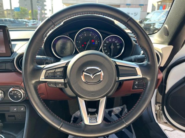 【純正革巻きステアリング】上質な革を使用することで、手にしっかり馴染みとても運転しやすいハンドルです♪