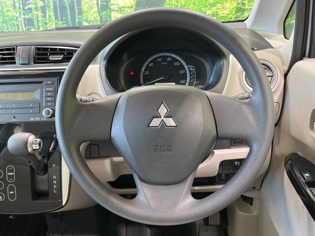 �C���e���A�ɍ��킹���f�U�C���̃X�e�A�����O�́A�^�]�������̂��Ƃ��l���A�^�]���₷���`��A�傫���ł��B�����x�A���ۂɐG���Ă��m���߂��������B