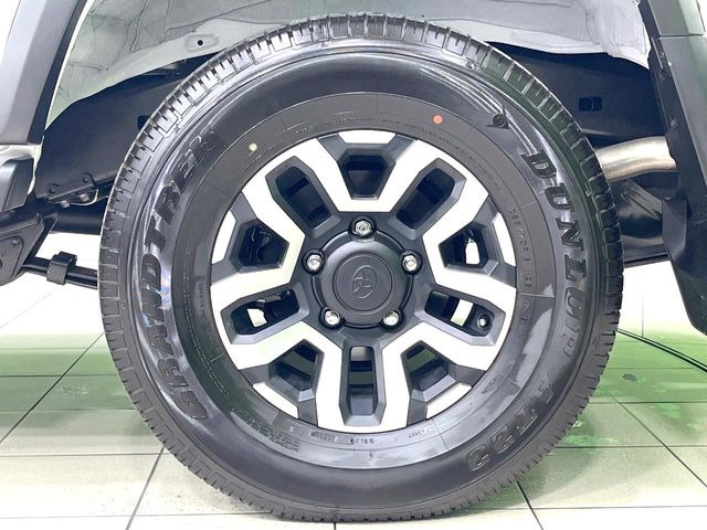 �y����18�C���`�A���~�z�C�[���z�O�ςɃ}�b�`���������A���~�z�C�[���𑕒����Ă���܂��B�e��ЊO�A���~�z�C�[����A�X�^�b�h���X�^�C�����戵�����Ă���܂��B���񂲑��k����������
