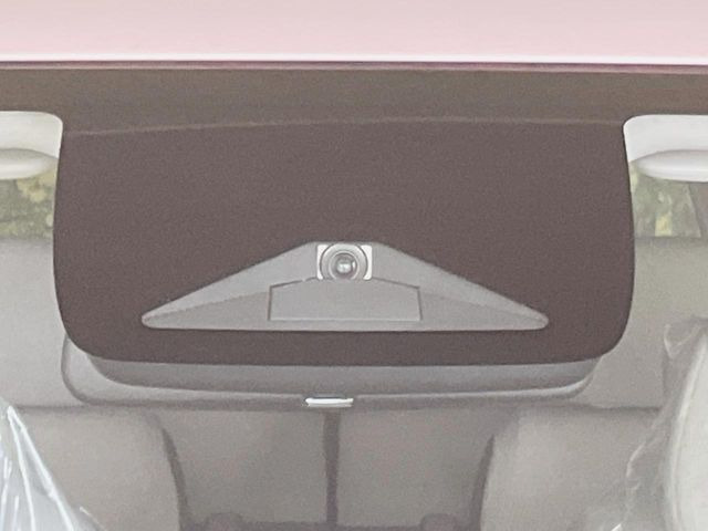 【ホンダセンシング】走行中に前方の車両等を認識し、衝突しそうな時は警報とブレーキで衝突回避と被害軽減をアシスト。より安全にドライブをお楽しみいただけます。