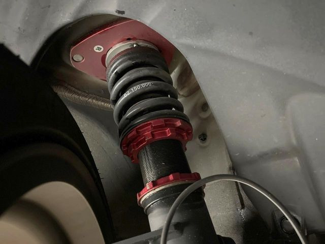 【車高調】車高が低くなり、スタイリッシュな見た目となっております。車両の重心が下がる事で、走行時の安定性も向上します♪