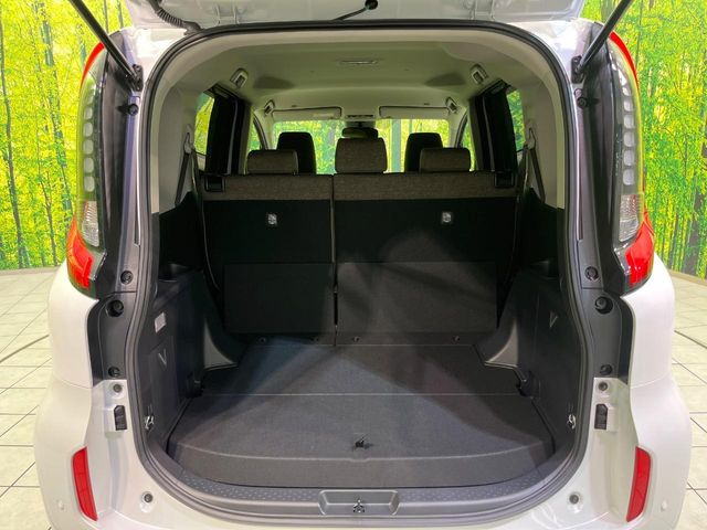 普段のお買い物や通勤、送迎等に十分な荷室スペースを確保しております。セカンドシートを倒すと、大きな荷物の積載も可能です♪