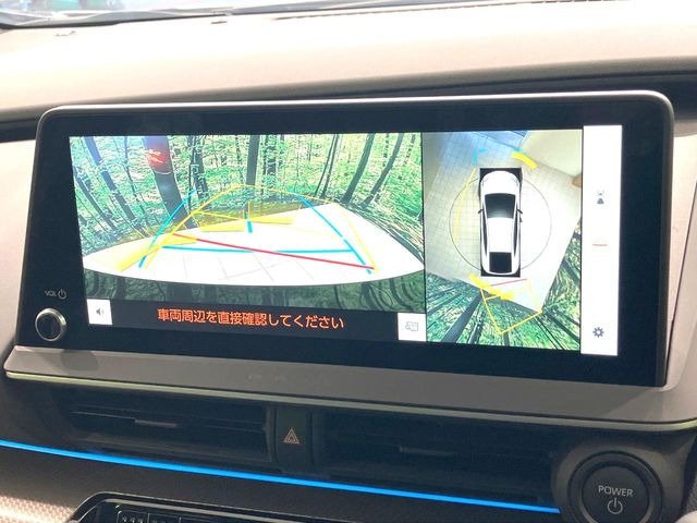 【パノラミックビューモニター】専用のカメラにより、上から見下ろしたような視点で360度クルマの周囲を確認することができます☆死角部分も確認しやすく、狭い場所での切り返しや駐車もスムーズに行えます。