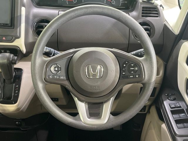 インテリアに合わせたデザインのステアリングは、運転される方のことも考え、運転しやすい形状、大きさです。是非一度、実際に触ってお確かめください。