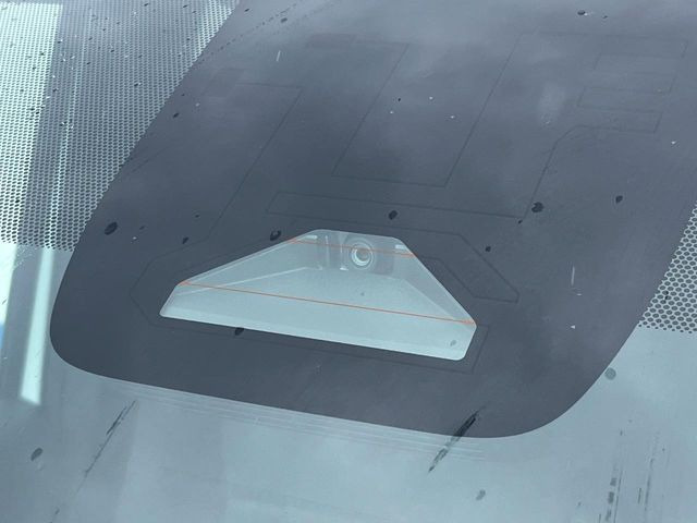 【トヨタセーフティセンス】走行中に前方の車両等を認識し、衝突しそうな時は警報とブレーキで衝突回避と被害軽減をアシスト。より安全にドライブをお楽しみいただけます。