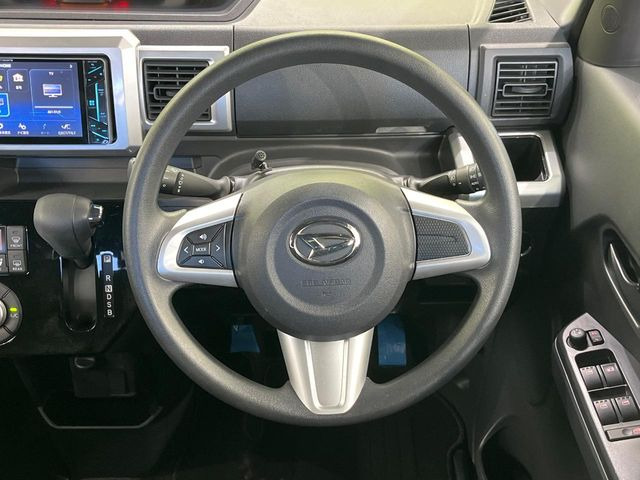 �C���e���A�ɍ��킹���f�U�C���̃X�e�A�����O�́A�^�]�������̂��Ƃ��l���A�^�]���₷���`��A�傫���ł��B�����x�A���ۂɐG���Ă��m���߂��������B