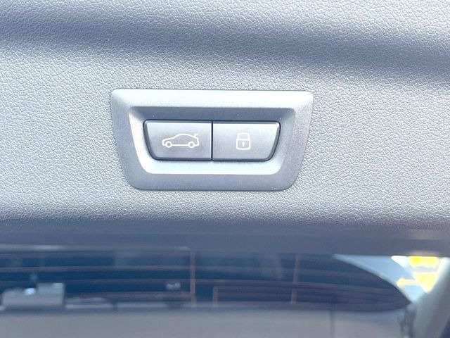 ●電動リアゲート:ワンタッチでリアゲートの開閉ができ、荷物などで両手が塞がっている状態でも簡単に開閉ができる便利機能です。