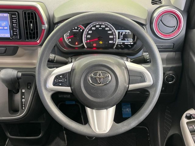 �C���e���A�ɍ��킹���f�U�C���̃X�e�A�����O�́A�^�]�������̂��Ƃ��l���A�^�]���₷���`��A�傫���ł��B�����x�A���ۂɐG���Ă��m���߂��������B