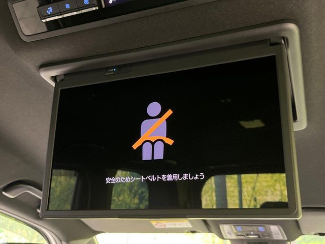 【14型有機ELフリップダウン】三列目からでも迫力のエンタメが観れる大画面フリップダウン。有機ELのモニターでは、一般的なフリップダウンよりも高コントラストでキレイな映像を楽しめます。