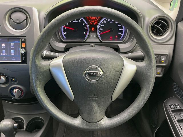 �C���e���A�ɍ��킹���f�U�C���̃X�e�A�����O�́A�^�]�������̂��Ƃ��l���A�^�]���₷���`��A�傫���ł��B�����x�A���ۂɐG���Ă��m���߂��������B