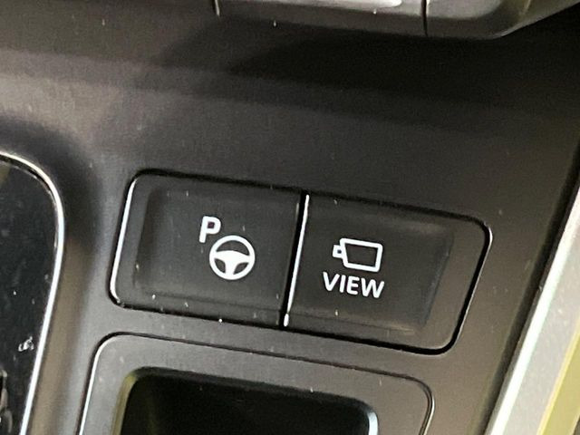 【リモート機能つきアドバンストパーク】専用スマートフォンアプリの使用で、車外から遠隔駐車・出庫が可能な先進機能。広い場所で乗り降りしたい時に便利です♪