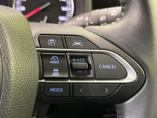 【レーダークルーズコントロール】高速道路での長距離走行が楽に!!自動で速度を保つクルーズコントロールが、衝突軽減システムと連携し、前方の車両を感知して車間を保つように速度調節してくれます!!