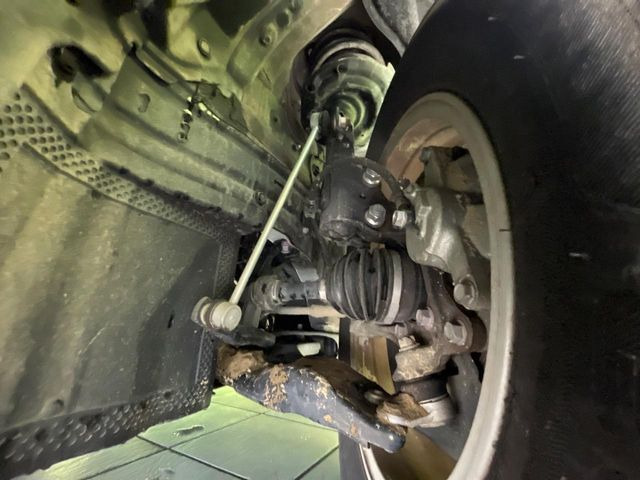 お車を安心してお乗りいただく為には、足回りの定期点検が欠かせません。サービスサポート(有償保証)では無料点検もご提供しており、安心のカーライフをお過ごしいただけるサポート体制が整っています。