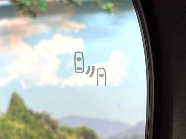 【ブラインドスポットモニター】走行中、ドアミラーの死角になりやすい箇所に後続車が接近するとサイドミラーのレンズに警告を表示!ドライバーに注意喚起をしてくれます。