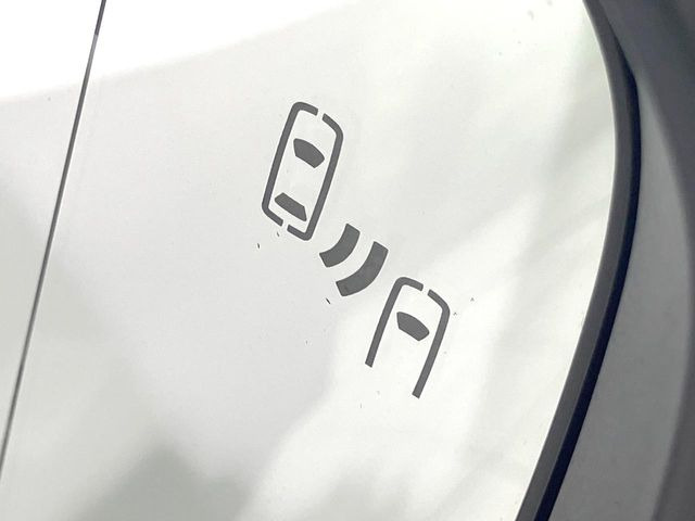 【ブラインドスポットモニター】走行中、ドアミラーの死角になりやすい箇所に後続車が接近するとサイドミラーのレンズに警告を表示!ドライバーに注意喚起をしてくれます。