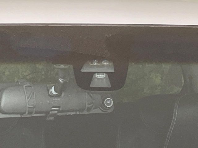 【シティブレーキアクティブシステム】低速走行中に前方の車両等を認識し、衝突しそうな時は警報とブレーキで衝突回避と被害軽減をアシスト。より安全にドライブをお楽しみいただけます。