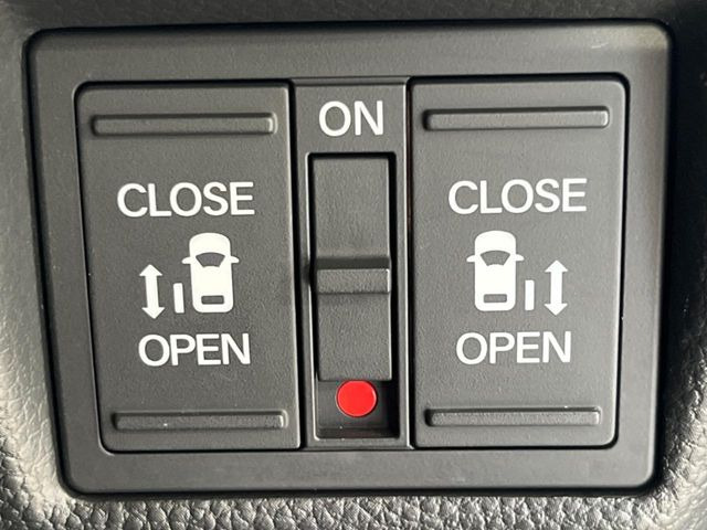 【両側パワースライドドア】スマートキーや運転席のスイッチで後席両側スライドドアの開閉が可能♪電動だから力を入れてドアを開ける必要が無く、小さなお子様でも簡単に開け閉めでき快適です♪