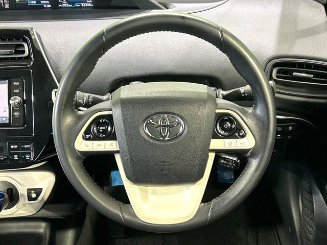 【純正革巻きステアリング】上質な革を使用することで、手にしっかり馴染みとても運転しやすいハンドルです♪