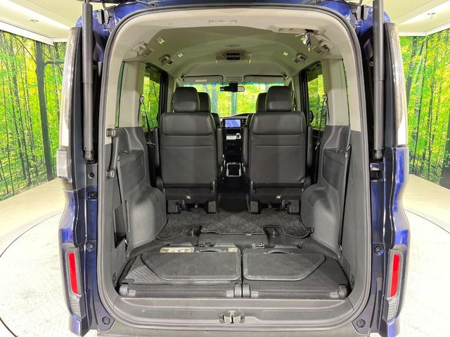 床下収納式のサードシートです。座席部分をコンパクトに収納でき、広大な荷室スペースとしてお使いいただけます!乗車人数や荷物の量など利用シーンに合わせて3列目を有効活用でき、とっても便利♪
